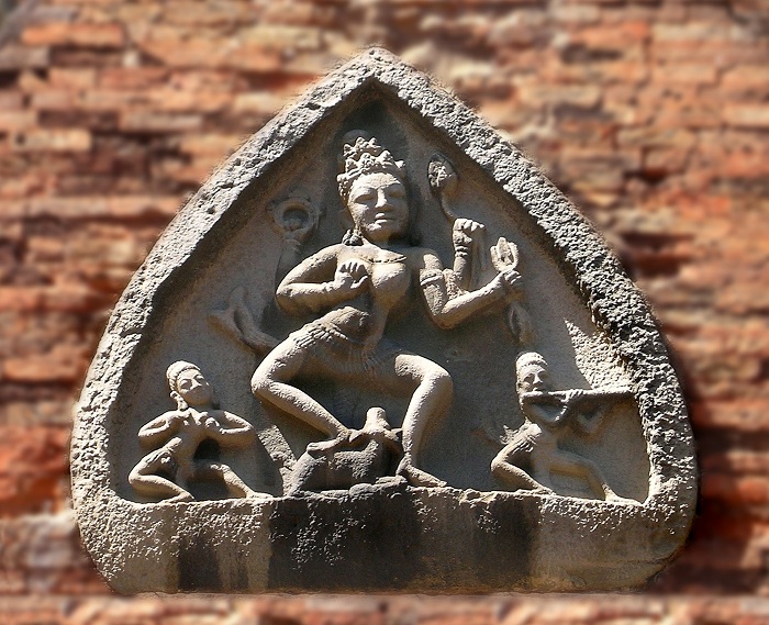 Phiến đá khắc hình nữ thần Durga đang múa cùng hai nhạc công trên cổng tháp chính